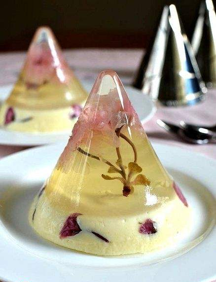طرز تهیه ژله مخروطی بالا:
***مواد اولیه از کجا تهیه کنیم؟ #فروشگاه_محسن ***
یک لیوان آب و چند قاشق شکر ( بسته به ذائقه ) رو بذارید تا بجوشه و شکرش کاملا حل بش میتونید یک شاخه گل محمدی هم بندازین توش تا نرم و شیرین بشه ، سپس زیر شعله رو خاموش کنید و کمی گلاب و یک ورقه ژلاتین خورد کرده و به اون اضافه کنید و خوب مخلوط کنید. گل محمدی رو خارج کنید و کنار بذارید و بقیه مواد رو در قالب مخروطی ریخته و در یخچال بذارید تا نیم بند شده و به حالت سفیده تخم مرغ در بیاد ، بعد گل محمدی رو در وسط اون قرار بدید و مجددا بذارید توی یخچال تا کاملا ببنده ، سپس نصف لیوان شیر ولرم رو با نصف قاشق غذاخوری پودر ژلاتین و کمی گلاب مخلوط کنید و اجازه بدین تا کاملا خنک شه و روی ژله بی رنگتون بریزید و مجددا بذارید تا ببنده، در صورت تمایل میتونید باز هم وقتی ژله شیریتون نیم بند شد گل محمدی توش بذارید.
نوش جان…
***مواد اولیه از کجا تهیه کنیم؟ #فروشگاه_محسن ***