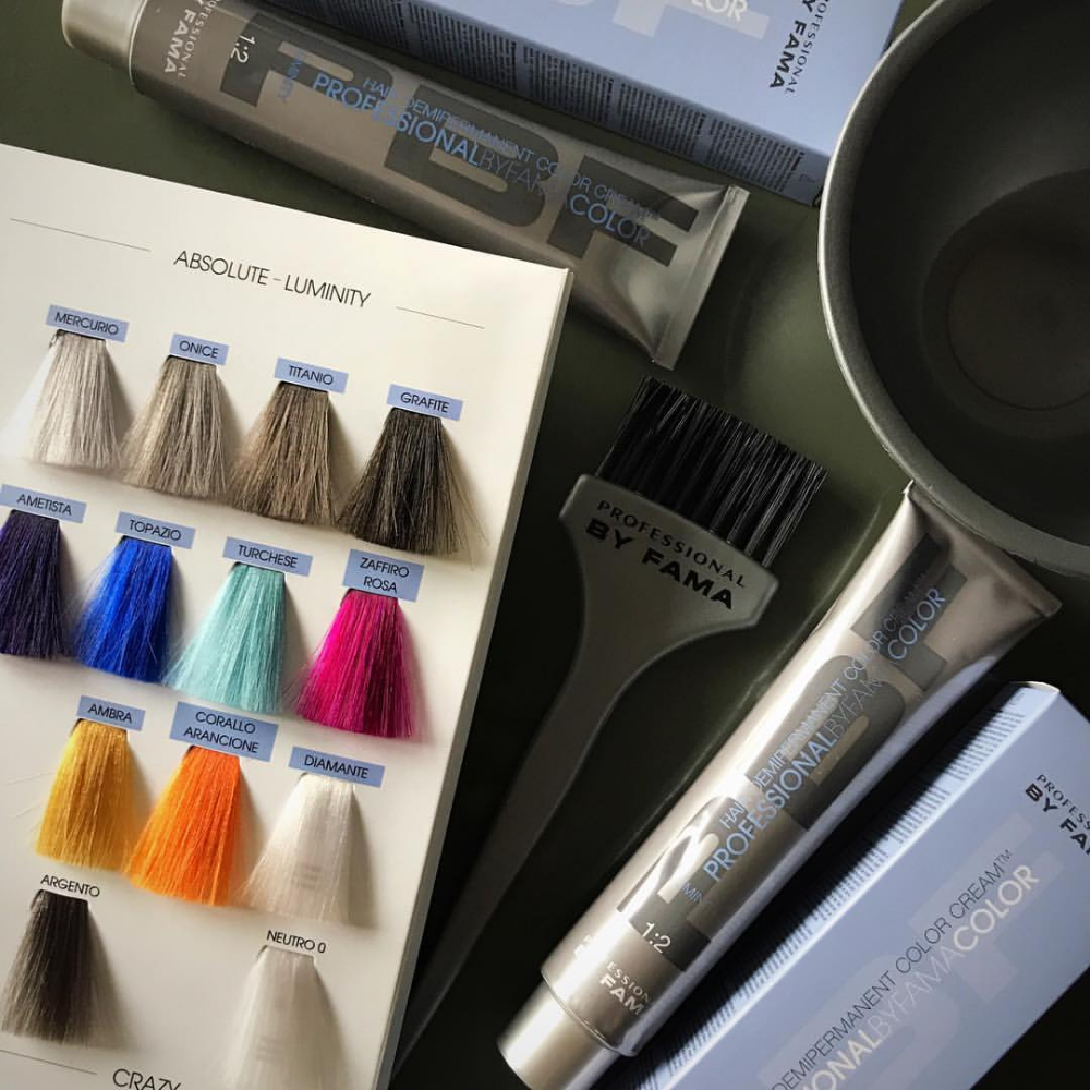 رنگ موی حرفه ای LUMINITY
رنگ موی بدون آمونیاک
دارای رنگ های فانتزی،جذاب و پاستیلی
پوشش مناسب سفیدی موها
نفوذ بسیار بالا در موها
ترمیم کننده موهای آسیب دیده
قابل ترکیب با رنگ های ابسولوت
دوام بسیار عالی و حرفه ای
آبرسان موهای خشک
#رانارخ کیش#بیار#رنگ مو#بدون آمونیاک