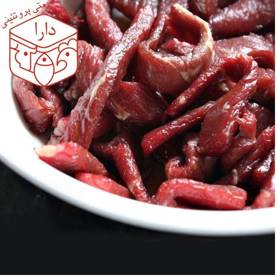 گوشت بیف استروگانف( Beef Stroganoff)(به گویشی بیف استراگانف ) تهیه شده از راسته گوساله (گوشت 2 طرف ستون فقرات گاو) می باشد که پاک شده و بدون چربی است و به صورت نواری و طولی برش خورده و خرد شده است.گوشت این محصول از گوساله نر و جوان کشتار روز تهران میباشدکه در ظروف بهداشتی و سلفون کشیده همراه با یک عدد پد جاذب رطوبت عرضه میشود.

بیف استراگانف یک نوع غذای روسی میباشد که در سراسر دنیا طرفداران زیادی دارد.از انجا که ما ایرانی ها علاقه وافری به گوشت قرمز داریم این غذا با ذائقه ما بسیار سازگار است پس اگر هوس یک غذای خیلی خوشمزه و البته پرکالری را کرده اید حتما بیف استراگانف را امتحان کنید.طبخ این غذا بر خلاف اسمش اصلا سخت نیست و خیلی هم زود آماده میشود فقط کافیه گوشت را با پیاز کمی تفت دهید تا گوشت خوب سرخ شود سپس خیلی کم آب اضافه کنید تا گوشت بپزد اگر اجازه دهید گوشت مدت زمان زیادی بپزد حتما سفت خواهد شد بعد از پخت گوشت قارچ خورد شده را اضافه کرده و شعله را زیاد کرده تا قارچ ها اب نیندازد و در ادامه هنگامی که مواد غلظت لازم را داشت خامه را اضافه کنید.به این نکته توجه داشته باشید که نمک را در آخر اضافه میکنیم تا گوشتمان سفت نشود.برای تزئین میتوانید این غذا از سیب زمینی خلالی سرخ شده و یا چیپس خلالی استفاده کنید.

اگر نمیخواهید از خامه استفاده کنید میتوانید کمی آرد و شیر را همراه با نمک و فلفل سیاه مخلوط کرده و به آب گوشت اضافه کنید .