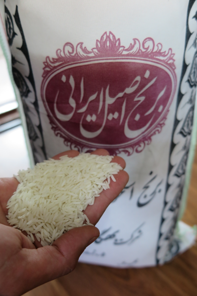 برنج از مهمترین غلات و اقلام غذایی جهان است
نیمی از جمعیت جهان ، به برنج به عنوان غذای اصلی وابسته هستند.
هم اکنون (ده ها هزار نوع برنج) در جهان وجود دارد ، شواهد پیدایشی نشان می دهد که برنج در 13500_8200 سال پیش در دره رودخانه پرل چین سرچشمه گرفته است.
پیشتر اسناد باستانشناسی حدس میزدند که برنج در دره رودخانه یانگ تسه در چین اهلی شده باشد.
برنج از آسیای شرقی به مناطق جنوبی تر و آسیای جنوبی گسترش یافت.
برنج توسط استعمارگران اروپایی از آسیای غربی به اروپا و آمریکا معرفی شد.
ارائه مرغوب ترین برنج های شمال کشور
سوچلا برنج اصیل ایرانی
#برنج_سوچلا #برنج_شمال #تاریخچه_برنج #برنج_ایرانی #برنج_طارم #برنج_هاشمی #سفارش_برنج #خرید_برنج #فروش_آنلاین_برنج