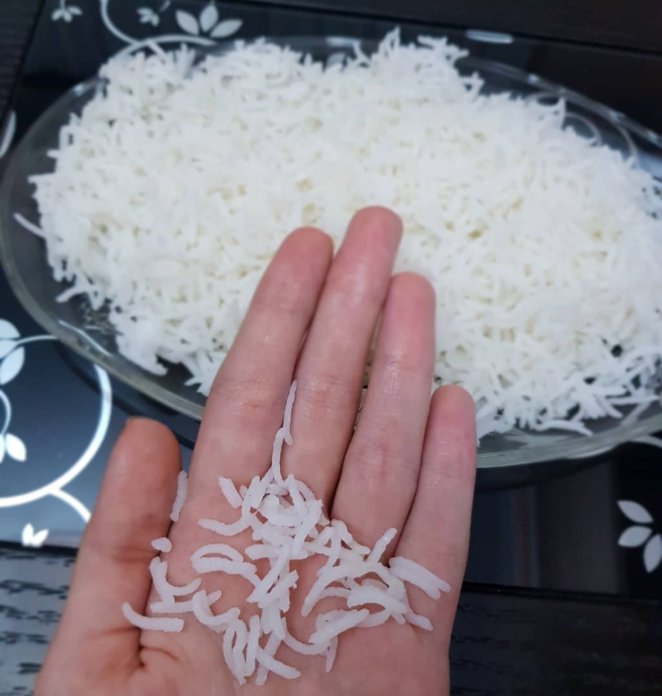 کدام برنج بیشترین "ری " را دارد ؟

همیشه میگویند برنج کهنه بهتر از برنج نو است 
برای همین برنج های قدیمی تر گران تر از برنج های محصول امسال هستند .
علت این مساله نیز این است که برنج هم ، مانند هر دانه دیگری در ابتدا مقداری اب دارد که پس از برداشت و خشک کردن ان اب درونش تبخیر میشود .
وقتی دانه برنج خشک ، سفت و فشرده باشد هنگام پختن به خود ، اب جذب میکند و حجمش اضافه میشود و به اصطلاح "ری "میکند .
در این پست ما میخواهیم برنجی به شما معرفی کنیم که دو برابر برنج های دیگر" ری "میکند و کاملا ایرانی میباشد و آن برنج کشت دوم میباشد که از کمیاب ترین انواع برنج است که برند سوچلا به صورت محدود این نوع برنج ایرانی خاص را به بازار عرضه میکند . 
این برنج علاوه بر قد و ری عالی از عطر و طعم بی نظیری برخوردار است.

#بیار #سوچلا #فروشگاه #خرید_آنلاین#خرید#سوپرمارکت_آنلاین#سوپرمارکت#فروشگاه_آنلاین_سوچلا #برنج_درجه_یک#برنج_کشت_دوم #برنج_سوچلا #برنج_ایرانی #بهترین_برنج_ایرانی #بهترین_برنج_شمال #برنج_فریدونکنار #ری #بیشترین_ری_برنج #دانه_بلند #برنج_دانه_بلند #برنج_کشت_دوم_درجه_یک #برنج_محلی #برنج_ارگانیک #iranian_rice #rice #sochella #sochella_rice