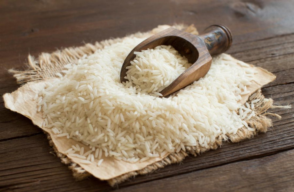 آیا می دانستید؟
+ در شمال 40 گونه پلو و چلو , 18 گونه آش و سوپ , 22 گونه خوراک , 9 گونه دسر و یک نوع سالاد از برنج تهیه می شود!
+ برنج خوب یکدست , خشک و سفت است و نباید خورد و ترک خورده باشد یا کپک زده یا بوی نامطبوع بدهد. 
+ برنج قدیمی تر ری بیشتری نسبت به برنج های تازه دارند
+برای اینکه برنج سفید شود می توانید چند قاشق ماست داخل برنج درحال جوش بریزید.
+بوی سوختگی را با گذاشتن یک تکه نان روی برنج و فرو کردن پیاز پوس کنده داخل برنج به مدت 10 دقیقه رفع کنید.
+استفاده از چند قاشق آبلیمو از شفته شدن برنجی که زیاد جوش خورده جلوگیری می کند.
+برای جلوگیری و از بین بردن شپشک نمک , سیر و یا برگ درخت گردو داخل گونی برنج استفاده کنید و آن را داخل کیسه پلاستیکی بگذارید (تا مانع از ورود یا خروج هوا گردد) و از قرار دادن برنج در جای گرم خودداری کنید.

سوچلا بهترین انتخاب برای سفره ی ایرانی 🍚

#سوچلا#برنج#ایرانی#طارم#هاشمی#ممتاز#بهترین#دانستنی