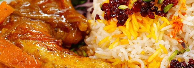 طرز تهیه زرشک پلو با مرغ

زرشک پلو با مرغ یکی از انواع غذاهای پلویی ایرانی است که از محبوبیت خاصی در میان ایرانیان برخوردار است. زرشک پلو مانند غذاهای مثل کباب کوبیده ، جوجه کباب و … به عنوان یک غذای مجلسی محسوب می شود که برای پذیرایی در مراسم های مهم استفاده می شود ، طرز تهیه زرشک پلو با مرغ اصلاً کار سخت و پیچیده‌ای نیست، ولی بدون شک نکاتی داره که باید هنگام طبخ این غذا رعایت شود تا طعم و مزه خوبی به دست بیاید.

با مقدار موادی که در این دستور آشپزی قرار گرفته است می توانید برای 4 نفر زرشک پلو با مرغ تهیه کنید.



”مواد لازم زرشک پلو با مرغ“
برنج 4 پیمانه
پیاز 1 عدد
سیر 2 حبه
زرشک 1 پیمانه
کره 25 گرم
سینه یا ران مرغ 4 تکه
آبلیمو 1 قاشق غذاخوری
نمک و فلفل سیاه به اندازه کافی
زعفران دم کرده 2 قاشق چایخوری
رب گوجه فرنگی 2 قاشق غذاخوری




طرز تهیه زرشک پلو با مرغ خوشمزه
»مرحله اول
برای پخت این غذا ابتدا مرغ خرد شده را با پیاز نگینی و زردچوبه و نمک که از قبل آماده کرده ایم با دو قاشق روغن غذاخوری در حرارت متوسط و متناسب با قابلمه ای که داریم به مدت یک ربع 20 دقیقه تفت می دهیم تا پیاز کاملا آب شده و مرغ داخل قابلمه مزه دار شود.

»مرحله دوم
پس از مزه دار شدن مرغ حدود 4 لیوان به آن آب اضافه می کنیم توجه داشته باشید که سطح روی مرغ با آب پر نشود

البته این امر بستگی به ذائقه خودتان دارد و غلظت سس آن بر حسب سلیقه خودتان میتواند آبکی یا غلیظ باشد.

»مرحله سوم
زمانی که مرغ یک ربع تفت خورد کمی از مراحل پخت آن انجام شده است و زمان زیادی برای پخت نیاز نیست پس بعد از همه این مراحل منتظر می مانیم تا 4 لیوان آبی که به مرغمان اضافه کرده ایم به 2 لیوان برسد.
»مرحله چهارم (خوش طعم کردن مرغ زرشک پلو با مرغ)
در این بخش که دیگر مرغ پخته است با یک تست کردن که از پختگی آن اطمینان حاصل کردیم برای آنکه مرغ را خوش طعم تر کنیم

»مرحله پنجم
در یک تابه جداگانه ای یک قاشق روغن ریخته و رب گوجه فرنگی از قبل آماده شده را داخل تابه می ریزیم ربی که داخل روغن ریختیم را به مدت یک دقیقه داخل روغن تفت می دهیم .

تا رنگ باز کرده و بوی خامی آن رفع شود پس از آنکه رب و روغن را تفت دادیم لیمو ،گلاب و یک قاشق از 4 قاشق زعفرانی که تهیه کرده ایم را به آن اضافه می کنیم.

»مرحله ششم
پس از تفت خوردن این مواد با هم آن را به مرغ پخته شده اضافه کرده و هم میزنیم تا مواد به خورد مرغ برود.
از این مرحله به بعد حرارت گاز باید کاملا ملایم بوده و بدون هم زدن اجازه می دهیم مواد 10 دقیقه غلیظ و جا افتاده شود.
مدت زمانی که مرغ در حال جا افتادن است در یک تابه جداگانه ،1 قاشق کره و 1 قاشق روغن مایع برای براقیت برنج داخل تابه ریخته و زرشک های پاک شده ، شکر و 1 قاشق غذاخوری زعفران و 1 قاشق غذاخوری گلاب را که از قبل آماده کرده ایم را نیز داخل تابه می ریزیم و همه آن ها را با کره و روغن تفت می دهیم.
»مرحله هفتم
در این بخش از ادامه پخت زرشک پلو با مرغ یک کفگیر برنج را که زعفرانی کرده ایم به زرشکی که تفت داده شده است اضافه می کنیم و بعد از آن خلال پسته را داخل آن میریزیم.
و در نهایت این مواد را پس از مخلوط شدن روی برنج دم کرده ریخته و مرغ و سسی که از قبل در حرارت ملایم پخته شده است را با آن سرو می کنیم.

زرشک پلویی خوشمزه مجلسی خوش قد و خوش عطر با برنج سوچلا تجربه کنید

#برنج_سوچلا #برنج_مجلسی#زرشک_پلو #زرشک_پلو_با_مرغ 
#طرز_تهیه_زرشک_پلو_با_مرغ #زرشک_پلو_خوشمزه_دون_دون #برنج_هاشمی_درجه_یک