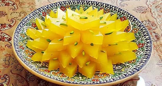 طرز تهیه مسقطی شیرازی (شیرازو-درزبان محلی)خوشمزه ژله ای
مواد لازم برای 6 نفر
مواد لازم مسقطی کره 125 گرم-گلاب ½ لیوان-شکر 300 گرم-آب سرد 4 لیوان-نشاسته 150 گرم-زعفران به میزان لازم-آب لیمو ترش 1 قاشق غذاخوری-خلال پسته و بادام به اندازه کافی.
دستور تهیه
طرز تهیه مسقطی شیرازو
برای تهیه مسقطی شیرازی ابتدا نشاسته را در ظرفی می ریزیم و آب سرد را به آن می افزاییم تا کاملا نشاسته در آب سرد حل شود و بعد از صافی مخلوط آب و نشاسته را عبور می دهیم تا یکدست شود و بعد در قابلمه ای می ریزیم
و روی حرارت ملایم می گذاریم و شکر را اضافه می کنیم و با هم مخلوط می کنیم تا شکر در مواد حل شود و بعد زعفران به میزانی که تمایل داریم مسقطی خوش رنگ تری داشته باشیم دم می کنیم و به مواد می افزاییم و هم می زنیم تا جایکه نشاسته قوام بگیرد و غلیظ شود.
پس از غلیظ شدن نشاسته گلاب و کره را به مواد می افزاییم و مخلوط می کنیم تا کاملا مواد منسجم و یکدست شود.بعد قالبی را که برای مسقطی آماده کرده ایم را با قلمو و روغن کاملا چرب می کنیم و مواد را در قالب می ریزیم
و روی آن خلال پسته و بادام می ریزیم و در یخچال می گذاریم تا خوب خودش را بگیرد. سپس ظرف را از یخچال بیرون می آوریم و مسقطی را آرام از قالب بیرون می آوریم و به هر مدلی که تمایل داریم برش می زنیم و در ظرف مورد نظر می چینیم.نوش جان
***مواد اولیه را میتوانید از فروشگاه محسن تهیه کنید***
#فروشگاه_محسن